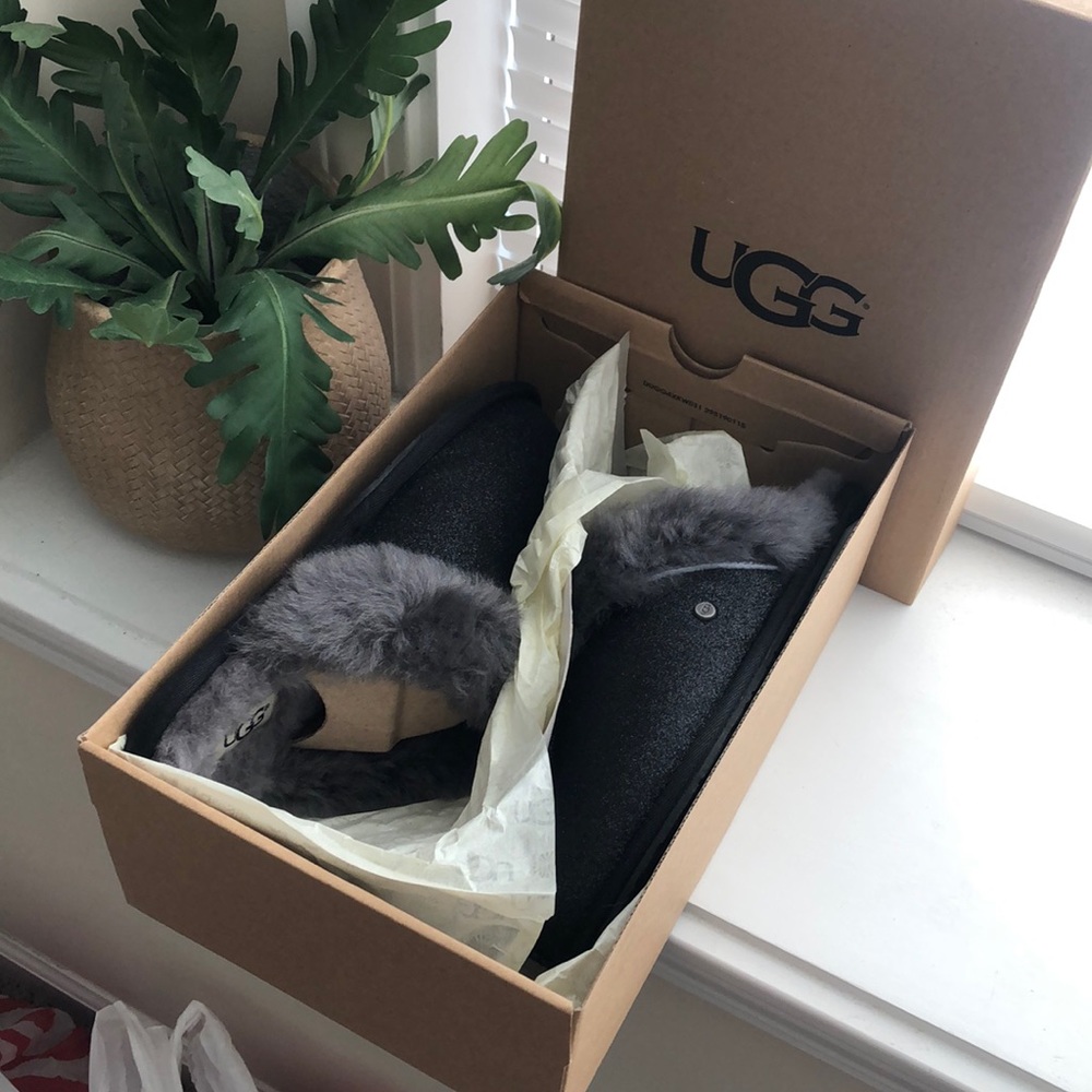 Black ugg slippers scuffette ll